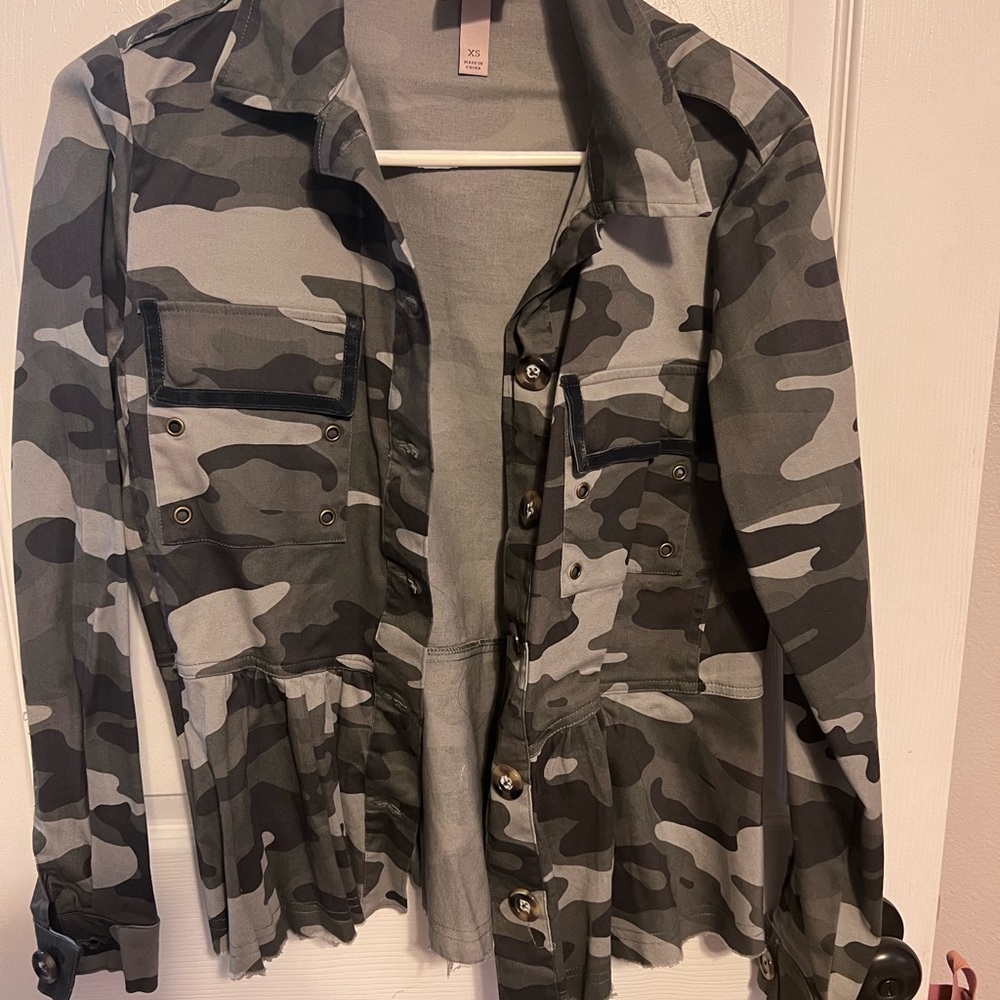Peplum camouflage lightweight jacket.